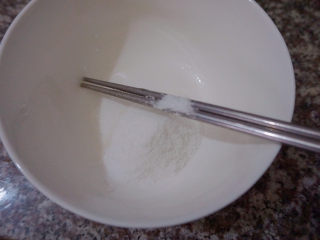 4、广东白凉粉,将大概30克的白凉粉倒入碗中