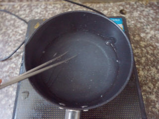 7、广东白凉粉,倒入搅拌好的白凉粉