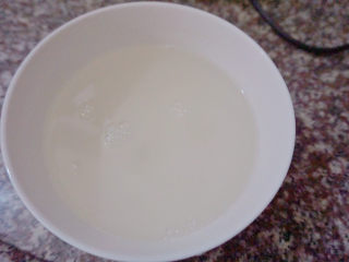 9、广东白凉粉,完全搅拌就可以把凉粉倒入碗中乘凉