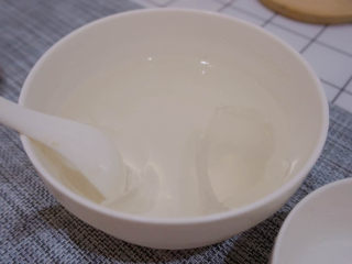 14、广东白凉粉,可以用勺子看看其凝固状态