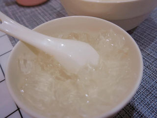 17、广东白凉粉,将凉粉切成小块小块的，与白砂糖搅拌均匀