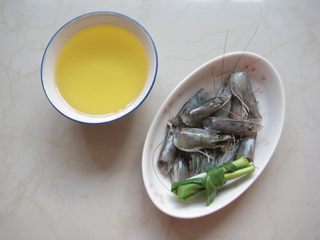 1、双鲜拌面&自制虾油：又懒又饿来碗快手拌面,虾头洗净沥干水分，香葱洗净打成葱节。