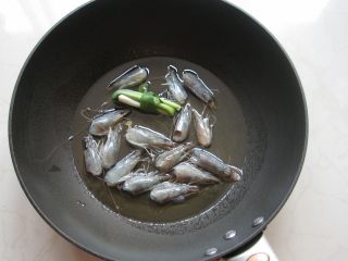 2、双鲜拌面&自制虾油：又懒又饿来碗快手拌面,将油倒入锅中，放入虾头和葱节。