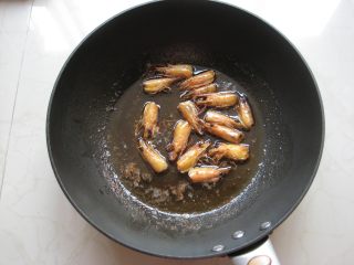 3、双鲜拌面&自制虾油：又懒又饿来碗快手拌面,小火满熬，至虾头酥脆变成红色，植物油变成棕红色。