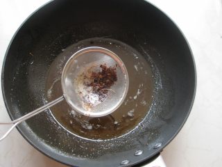 4、双鲜拌面&自制虾油：又懒又饿来碗快手拌面,关火后用细筛网滤出残渣。