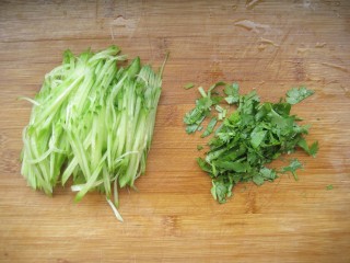 7、双鲜拌面&自制虾油：又懒又饿来碗快手拌面,黄瓜切丝，香菜切末备用。