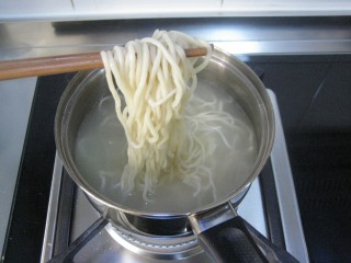 8、双鲜拌面&自制虾油：又懒又饿来碗快手拌面,将面条煮熟捞出，用凉水过凉，盛入盘中。