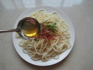 9、双鲜拌面&自制虾油：又懒又饿来碗快手拌面,放入黄瓜丝，红椒丝，倒入虾油。