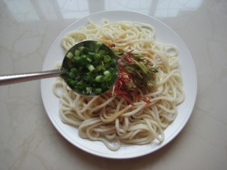 11、双鲜拌面&自制虾油：又懒又饿来碗快手拌面,再放入香葱末。