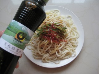 10、双鲜拌面&自制虾油：又懒又饿来碗快手拌面,倒入酱油，盐。
