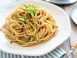 12、双鲜拌面&自制虾油：又懒又饿来碗快手拌面,拌匀即可食用。