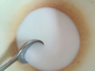 2、刮凉粉,取其中的一百克水将淀粉稀释，加一点点盐搅匀。