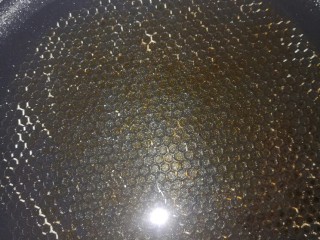 3、刮凉粉,坐锅，将剩下的四百克水倒入锅中，大火煮开。