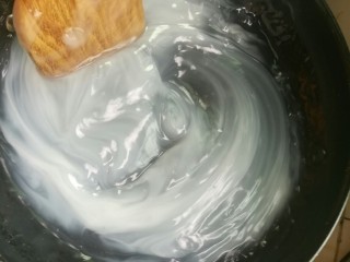 5、刮凉粉,改小火，不停搅拌，避免粘锅，淀粉糊慢慢变透明。