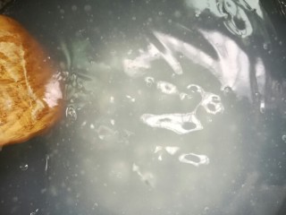 6、刮凉粉,锅里的淀粉糊完全变透明后，关火迅速倒入事先准备的容器中。