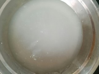 7、刮凉粉,用锅铲背面粘水稍微抹平，封上保鲜膜，室温晾凉即可，凉了后也可放冷藏。