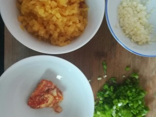 8、刮凉粉,准备调料：黄色甜萝卜，蒜子，香葱切碎，熟花生也切碎一下，准备一两坨腐乳。