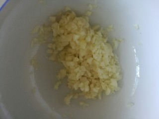 9、刮凉粉,蒜蓉放小碗里，加一点盐腌十分钟，再用少许滚开水冲一下。