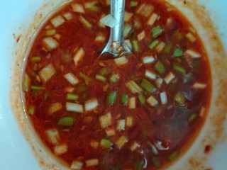 10、刮凉粉,腐乳压碎，加红油辣椒，蒜蓉，生抽，陈醋，香油，鸡精，一大勺骨头汤，葱花搅拌成味汁。（也可以加少许剁椒）