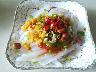 13、刮凉粉,最后淋上调味汁，再撒一点点葱花，搅几下就可以享用了。