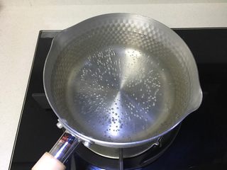 1、好看又好喝的网红脏脏茶，一定要试试的饮品！,准备一小锅，倒入足量的清水，煮开