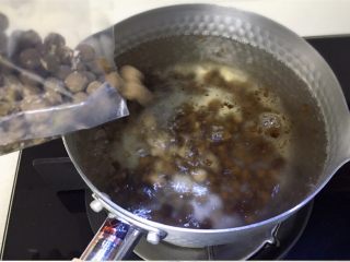 2、好看又好喝的网红脏脏茶，一定要试试的饮品！,倒入珍珠粉圆，先不要搅拌。