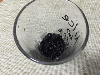 5、好看又好喝的网红脏脏茶，一定要试试的饮品！,将珍珠舀入杯中