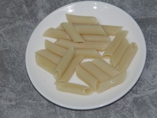 10、金枪鱼通心粉沙拉,煮熟盛出