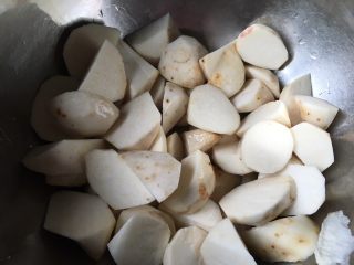 2、芋头焖饭,戴手套去皮切块，要不手痒哦