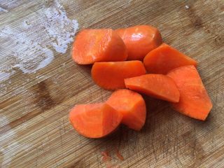 5、芋头焖饭,胡萝卜滚刀