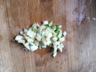 6、芋头焖饭,葱蒜切碎