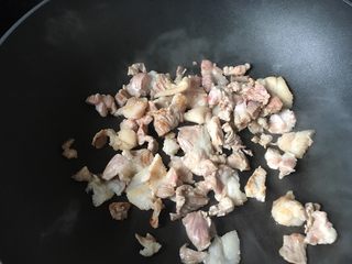 7、芋头焖饭,锅里下肉煸炒出油