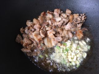 8、芋头焖饭,油不够多，我又加了一部分色拉油，下葱蒜一起爆香
