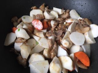 9、芋头焖饭,下芋头胡萝卜