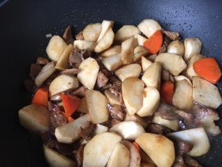 11、芋头焖饭,酱油耗油翻炒