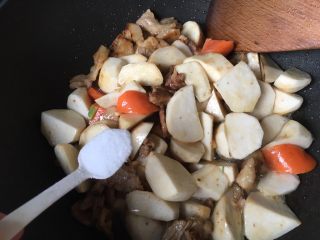 10、芋头焖饭,加盐翻炒