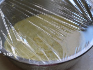 5、玉米面发糕,盖上一层保鲜膜，放到温暖的地方发酵