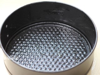 8、玉米面发糕,准备一个容器，里面刷一层食用油。可以是蛋糕模，不锈钢盆，甚至是碗