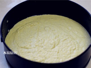 9、玉米面发糕,把面糊倒进去，晃动容器，用力的震几下。让里面的气体排出