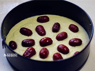 10、玉米面发糕,把大枣码放在面糊上，没有大枣可以放其他干果，比如葡萄干，核桃仁，蔓越莓干等