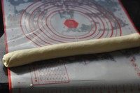 12、白馒头,最后搓成长条，切成均匀等分。一个面团大约为50克左右。