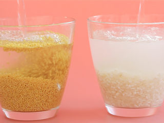 1、橙香米糕,双米提前分开浸泡，小米浸泡一晚上，大米是浸泡1小时 。