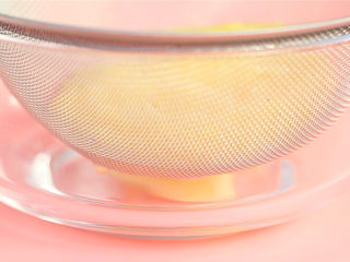 4、橙香米糕,过筛取汁 。