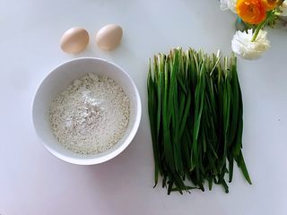 1、韭菜盒子,准备食材。