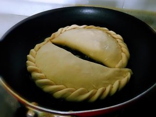 9、韭菜盒子,热锅内放少许油，小火，放入盒子烙一面金黄。