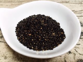 2、黑豆黑芝麻浆,熟黑芝麻称重