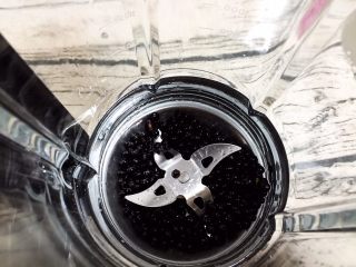 3、黑豆黑芝麻浆,黑豆放入破壁机中