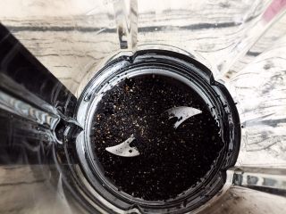 4、黑豆黑芝麻浆,放入黑芝麻