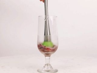 2、花看半开，酒饮微醺，是人生最好的状态,取冷饮杯，倒入新鲜无籽葡萄，并用调酒压棒捣碎