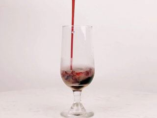 4、花看半开，酒饮微醺，是人生最好的状态,倒入葡萄糖浆